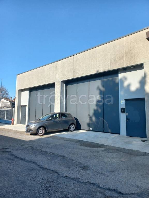locale commerciale in vendita ad Oggiono
