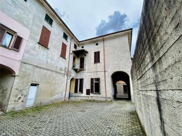 appartamento in vendita ad Oggiono in zona Imberido