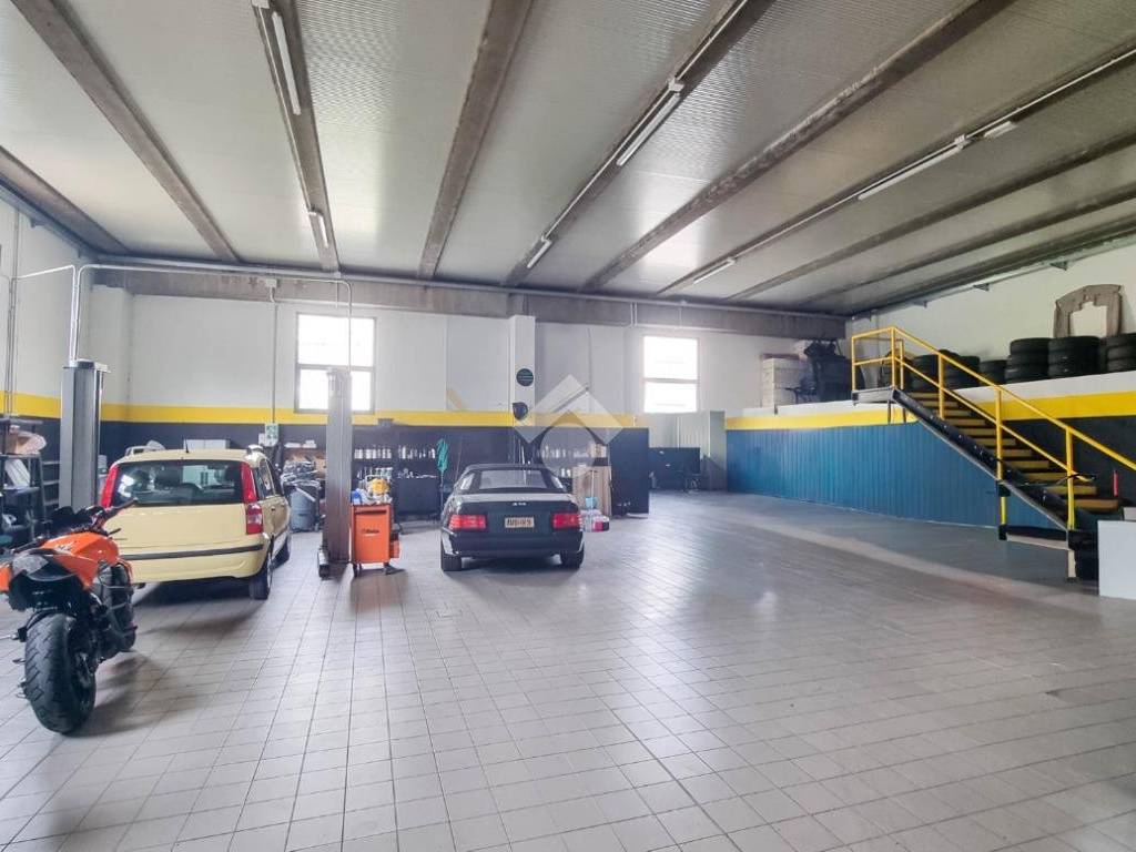 locale commerciale in vendita ad Oggiono