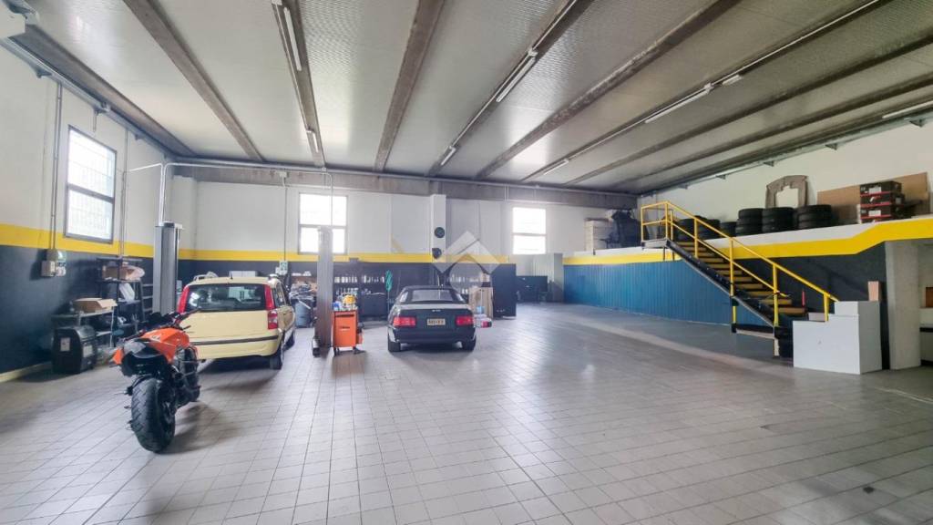 locale commerciale in vendita ad Oggiono