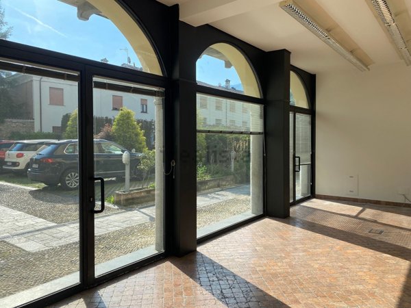 locale commerciale in vendita ad Oggiono