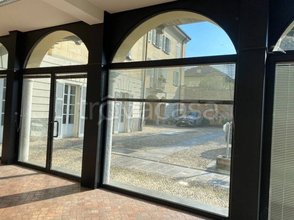 negozio in vendita ad Oggiono in zona Imberido