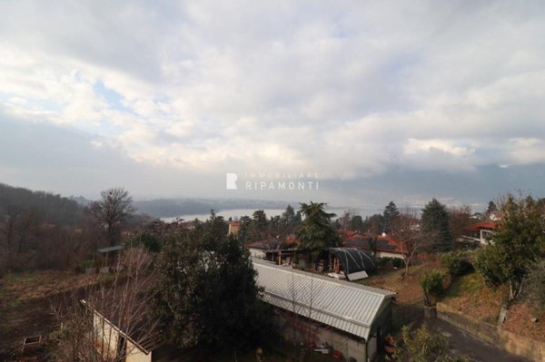 casa indipendente in vendita ad Oggiono in zona Imberido
