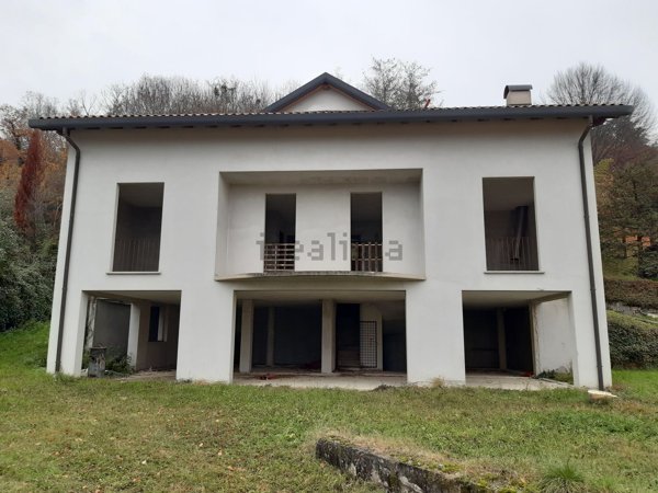 casa indipendente in vendita ad Oggiono in zona Imberido