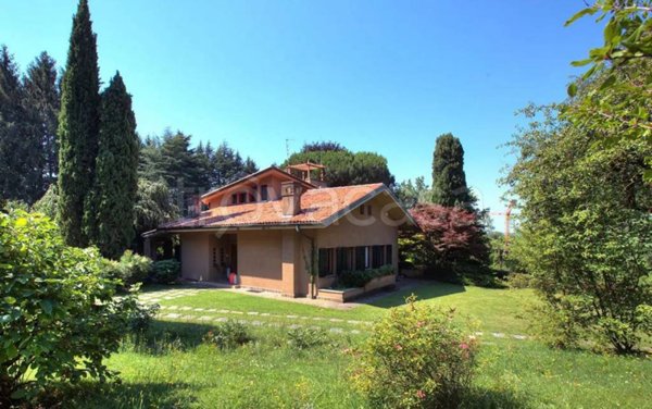 villa in vendita ad Oggiono in zona Imberido