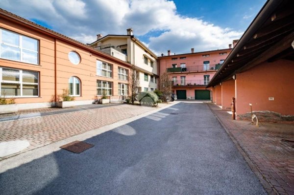 appartamento in vendita ad Oggiono in zona Imberido