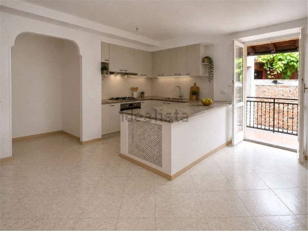 appartamento in vendita ad Oggiono in zona Imberido