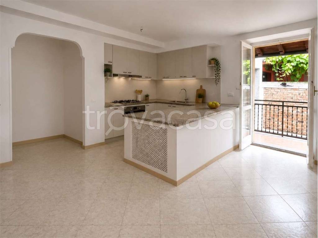 appartamento in vendita ad Oggiono in zona Imberido
