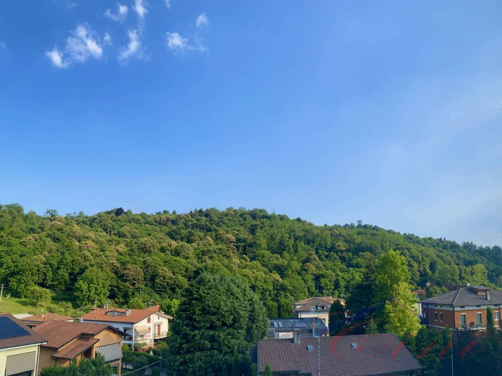 appartamento in vendita ad Oggiono in zona Imberido