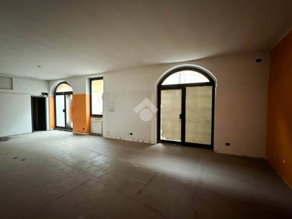 negozio in vendita ad Oggiono in zona Imberido