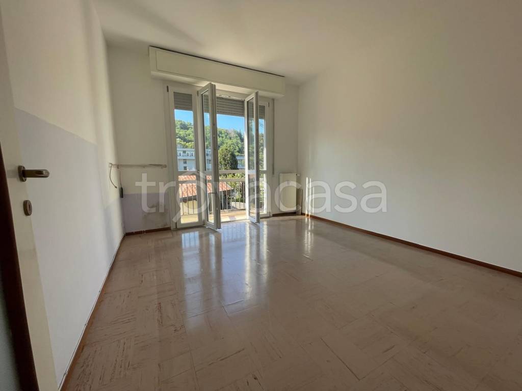 appartamento in vendita ad Oggiono in zona Imberido