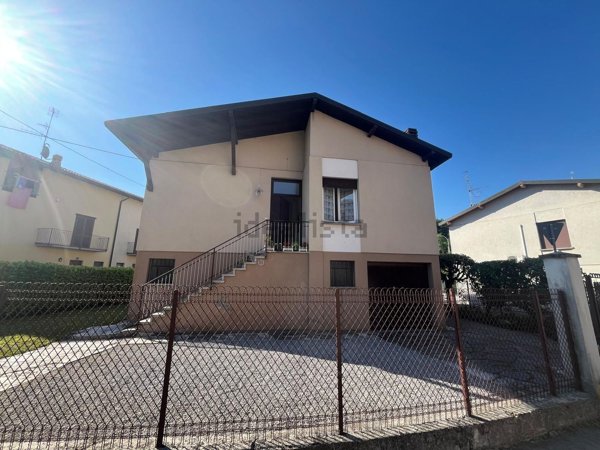 casa indipendente in vendita ad Oggiono