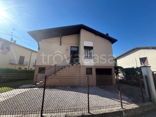 casa indipendente in vendita ad Oggiono