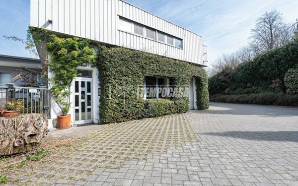 appartamento in vendita ad Oggiono in zona Miravalle