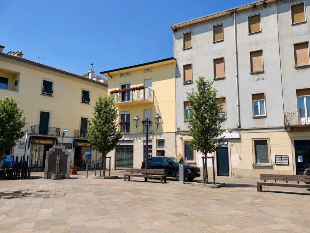 negozio in vendita ad Oggiono in zona Imberido