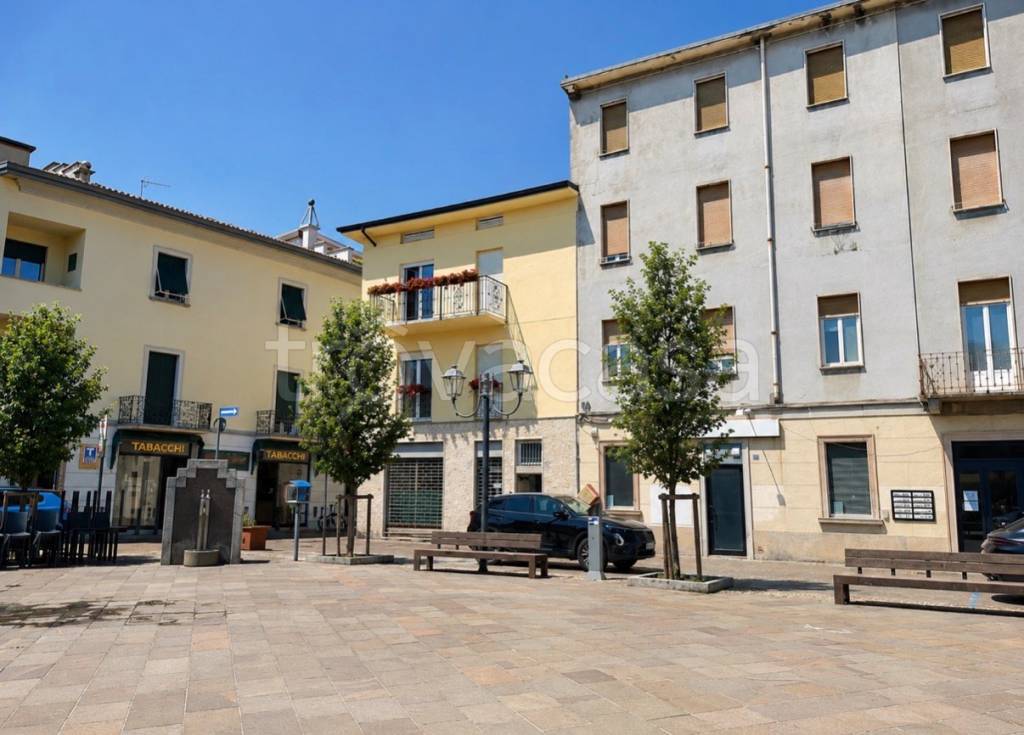 negozio in vendita ad Oggiono in zona Imberido