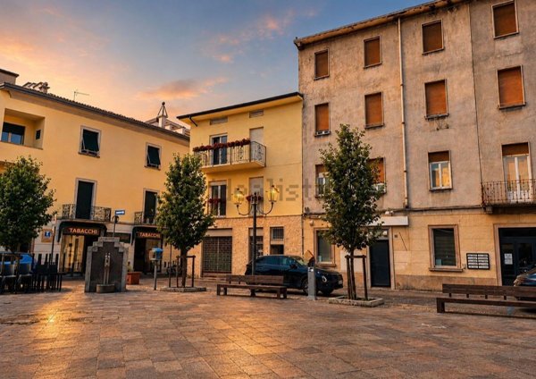 negozio in vendita ad Oggiono in zona Imberido