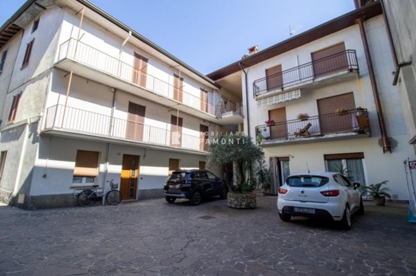 appartamento in vendita ad Oggiono in zona Imberido