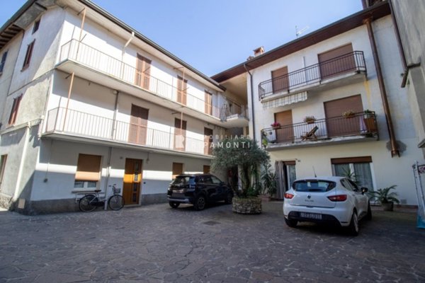 appartamento in vendita ad Oggiono in zona Imberido