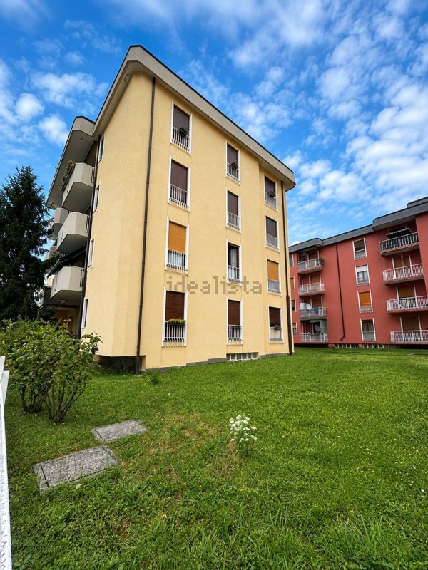 appartamento in vendita ad Oggiono in zona Imberido