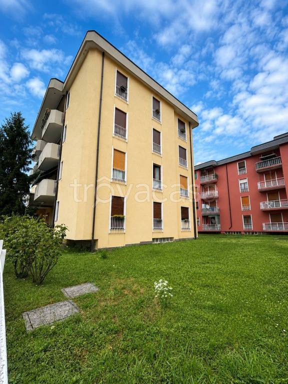 appartamento in vendita ad Oggiono in zona Imberido