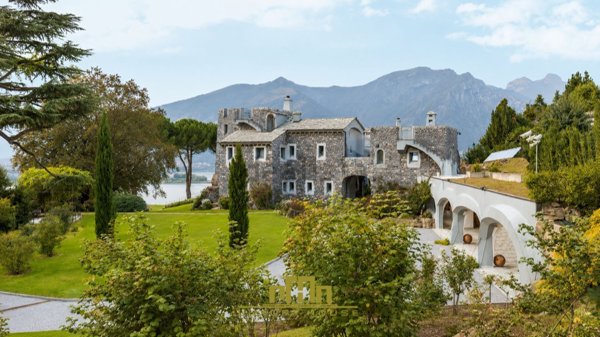 casa indipendente in vendita ad Oggiono in zona Imberido