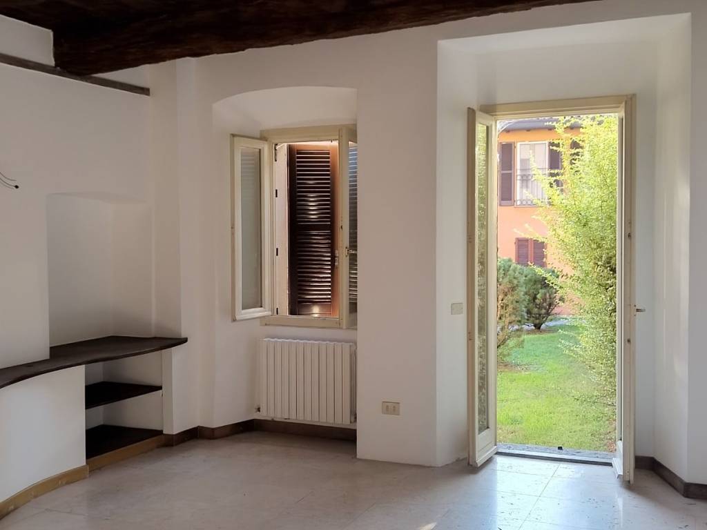 appartamento in vendita ad Oggiono in zona Miravalle