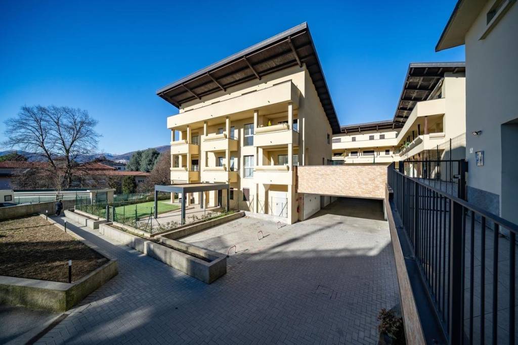 appartamento in vendita ad Oggiono in zona Imberido