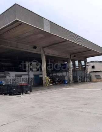 locale commerciale in vendita ad Oggiono in zona Miravalle