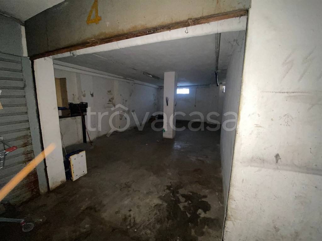 negozio in vendita ad Oggiono in zona Imberido