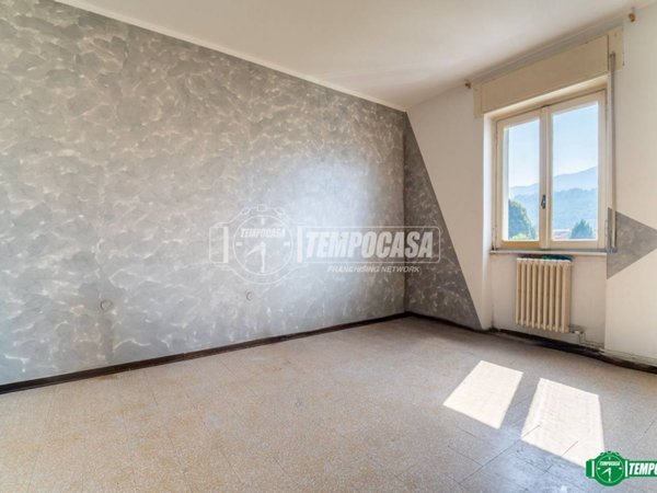 appartamento in vendita ad Oggiono in zona Imberido