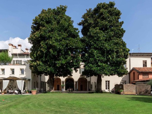 casa indipendente in vendita ad Oggiono in zona Imberido