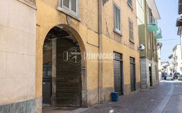appartamento in vendita ad Oggiono in zona Imberido