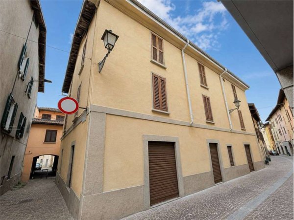 appartamento in vendita ad Oggiono in zona Imberido