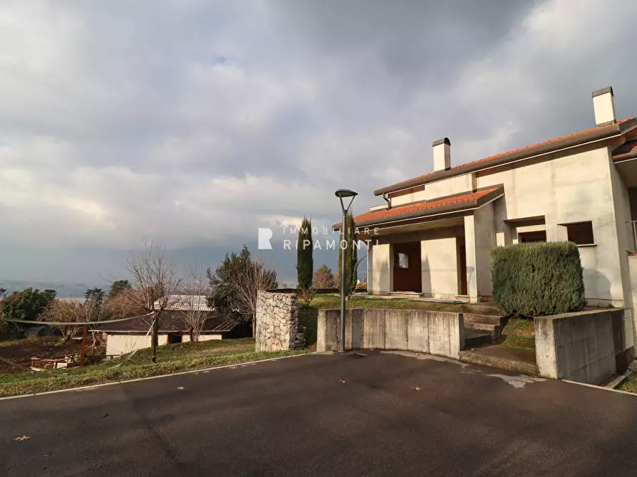 casa indipendente in vendita ad Oggiono in zona Imberido