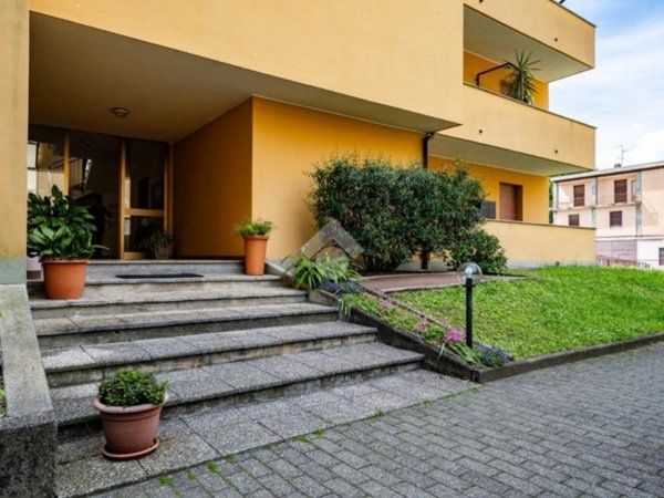 appartamento in vendita ad Oggiono in zona Imberido