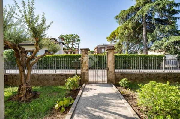 appartamento in vendita ad Oggiono in zona Miravalle