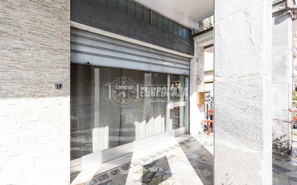 negozio in vendita ad Oggiono in zona Imberido