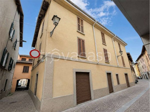 appartamento in vendita ad Oggiono in zona Imberido