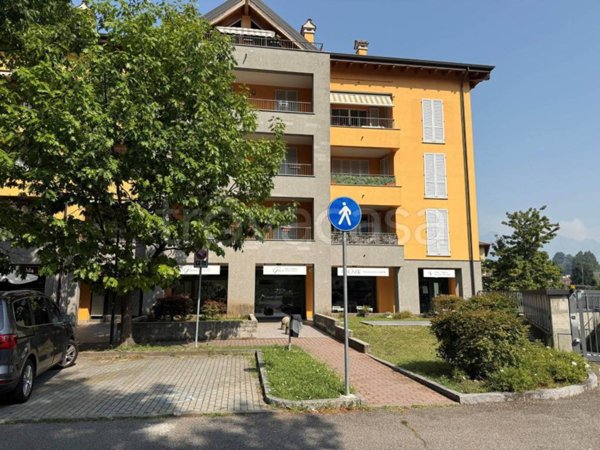 appartamento in vendita ad Oggiono in zona Imberido