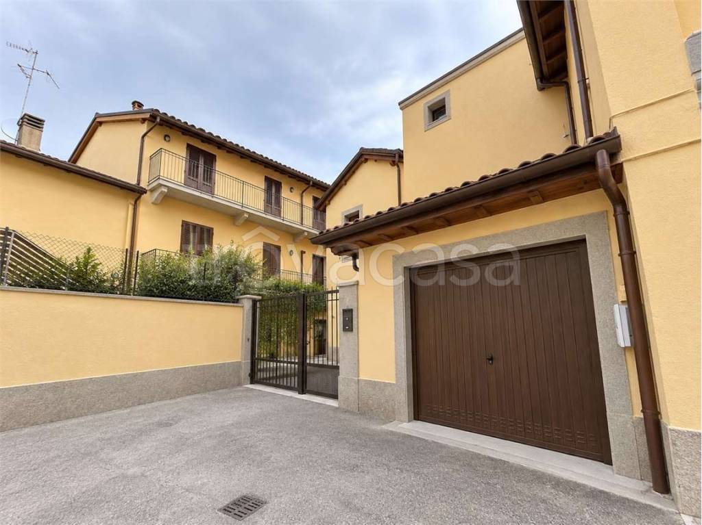 appartamento in vendita ad Oggiono in zona Imberido