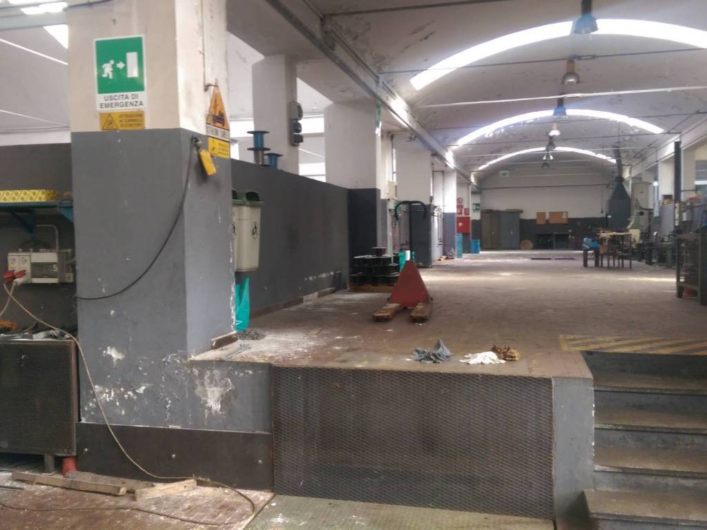 locale commerciale in vendita ad Oggiono in zona Imberido