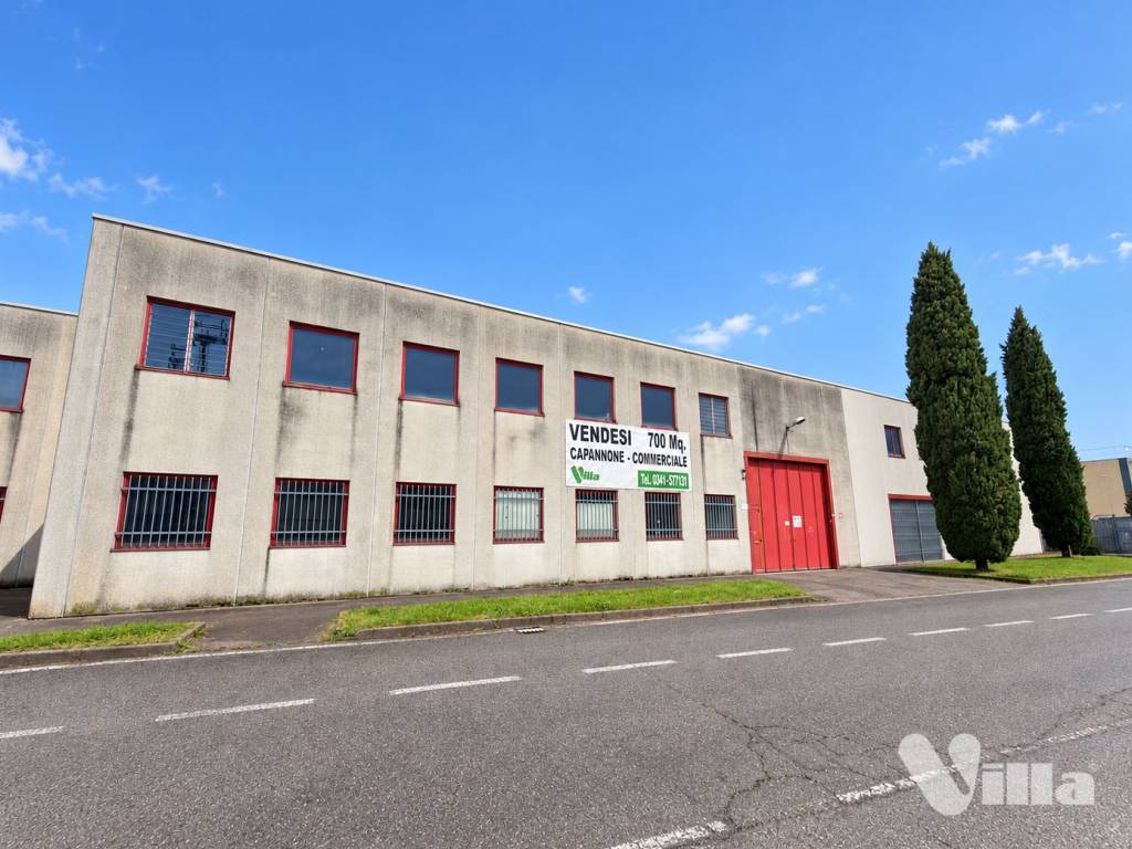 locale commerciale in vendita ad Oggiono