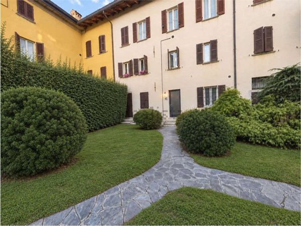 appartamento in vendita ad Oggiono in zona Miravalle