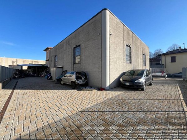 locale commerciale in vendita ad Oggiono