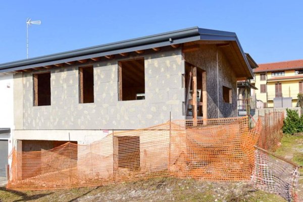 casa indipendente in vendita ad Oggiono in zona Imberido