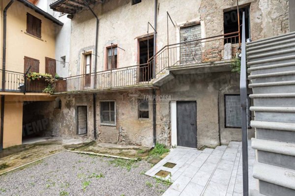casale in vendita ad Oggiono