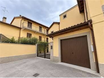 appartamento in vendita ad Oggiono in zona Imberido