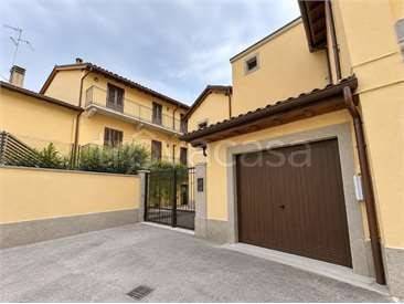 appartamento in vendita ad Oggiono in zona Imberido