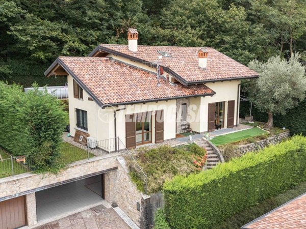 casa indipendente in vendita ad Oggiono
